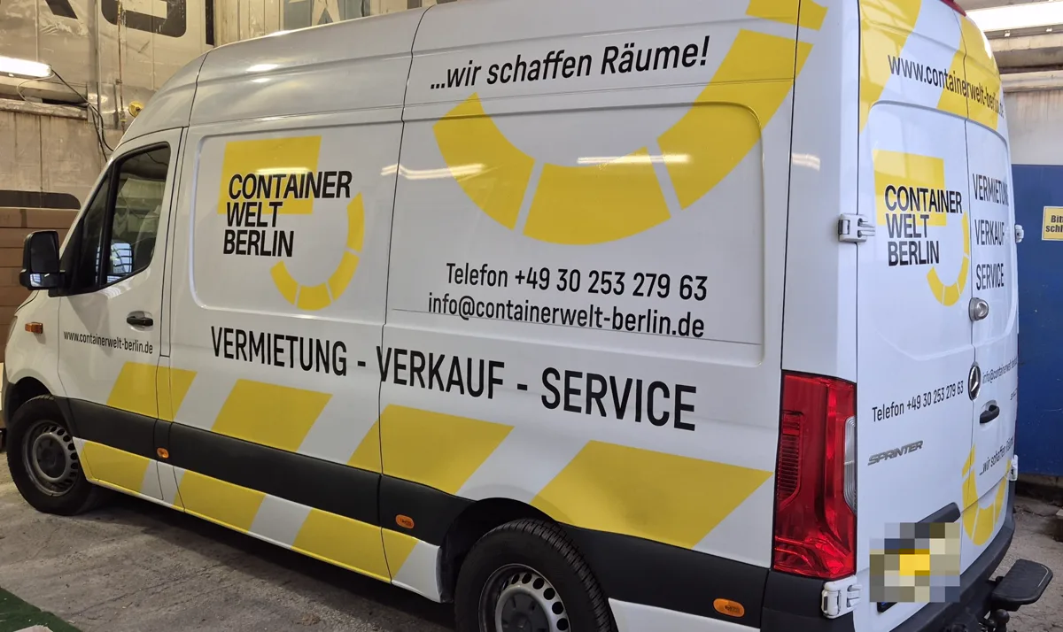Sprinter mit Beschriftung für Container Welt Berlin