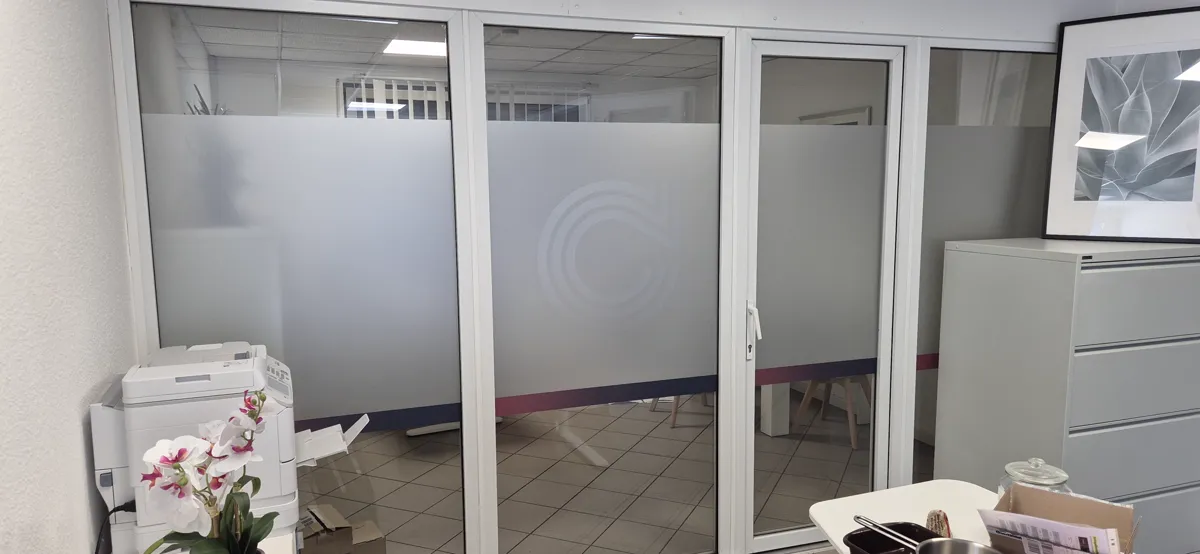 Sichtschutz aus Glasdekorfolie an Bürotrennwänden