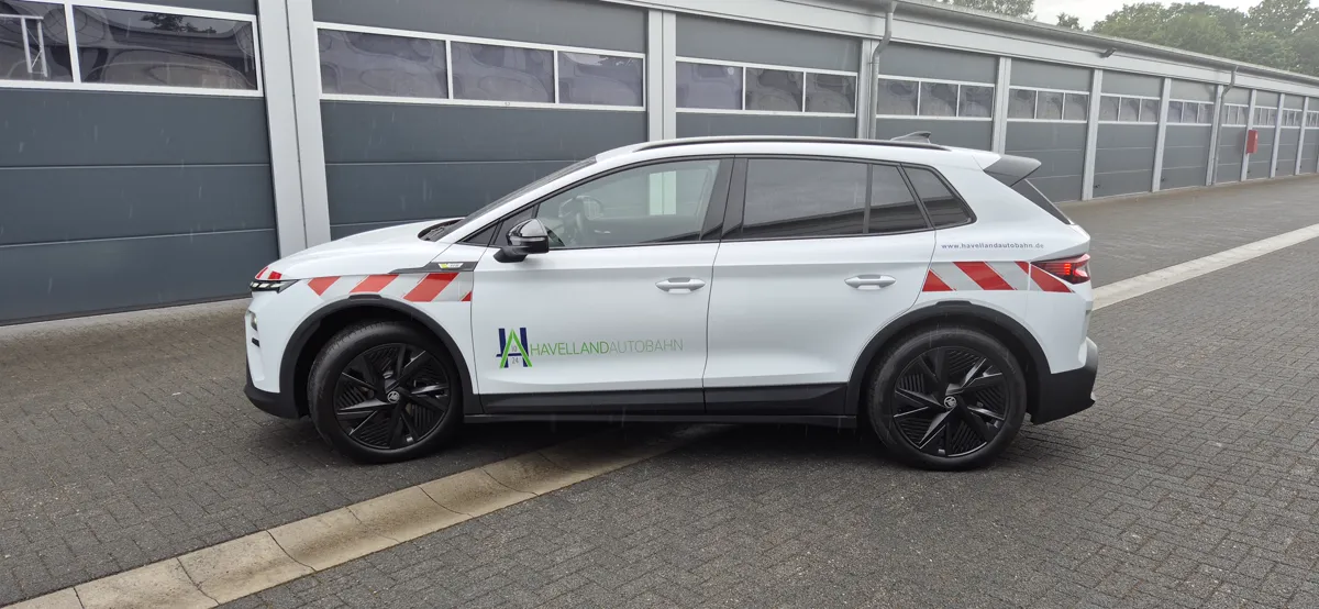 Havelland-Autobahn SUV mit Flottenbeschriftung und Warnmarkierung