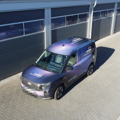 Ford-Transporter mit Farbverlauf-Folierung für Let’s Charge