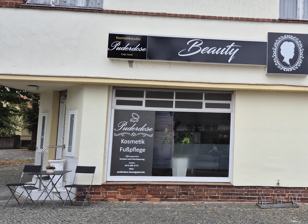 Ladenschild und Schaufenster für Kosmetikstudio Puderdose