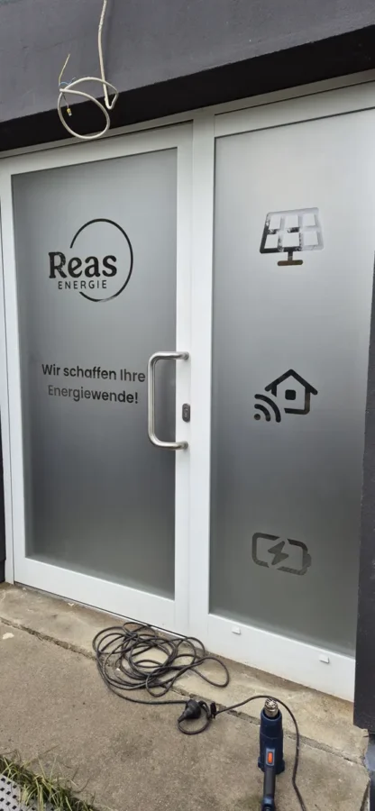 Fensterbeschriftung an einer Ladentür